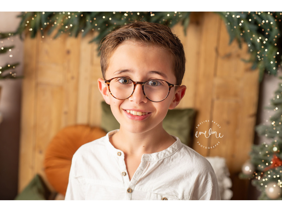 Fond photo Christmas Boho Plancha – décor de Noël bohème avec poêle blanc, guirlande et sapin | Colors&Drops