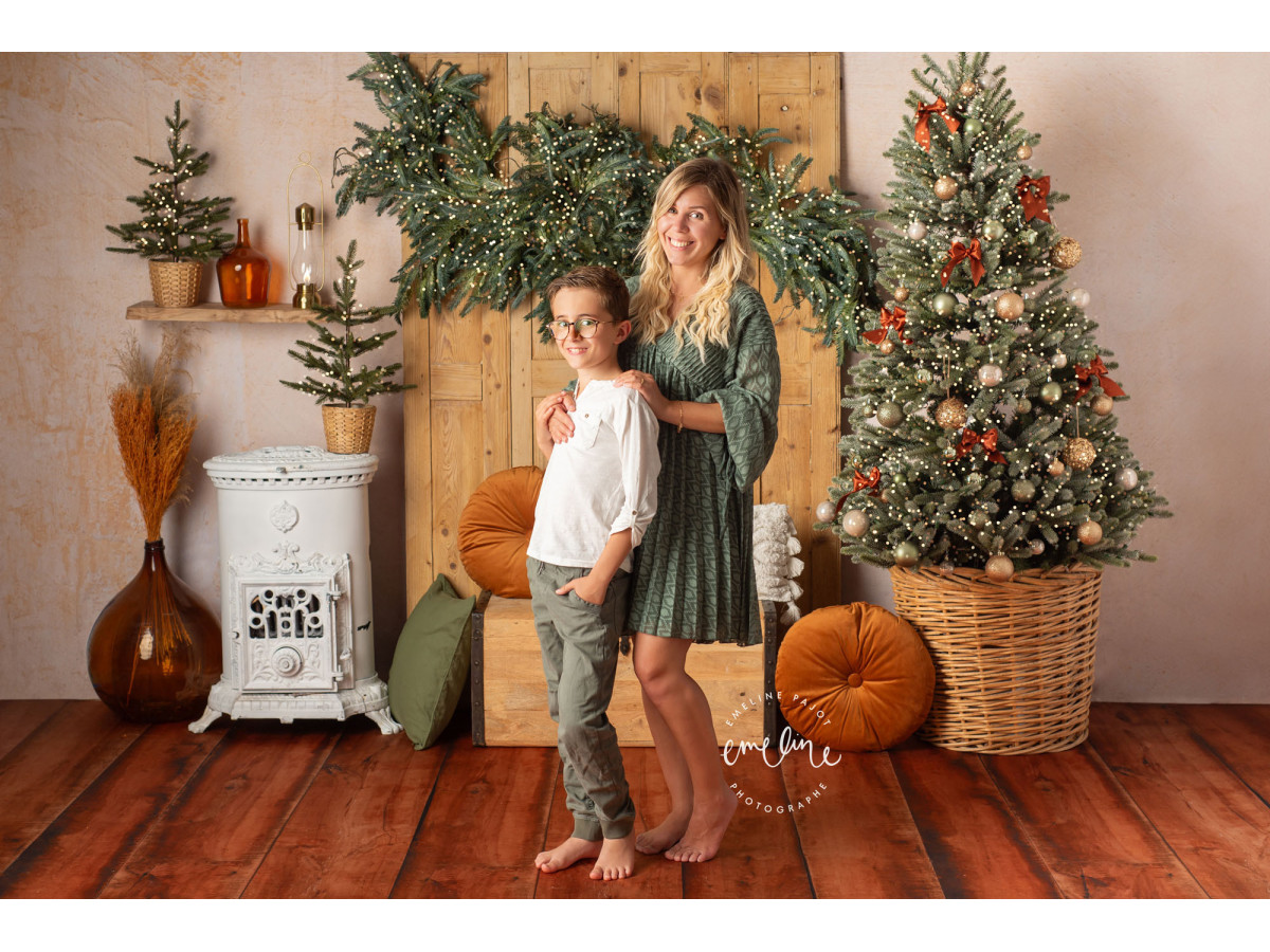 Fond photo Christmas Boho Plancha – décor de Noël bohème avec poêle blanc, guirlande et sapin | Colors&Drops