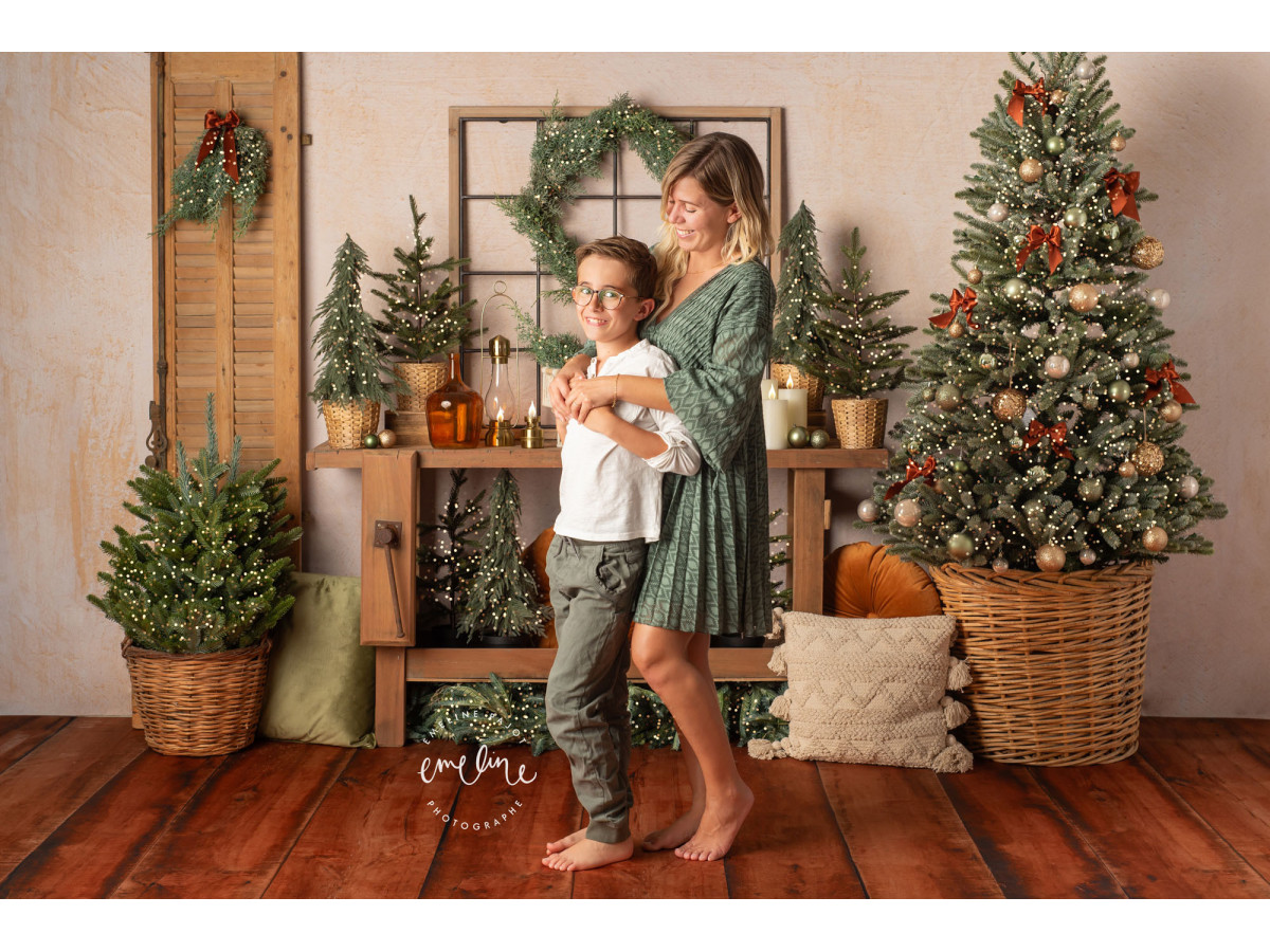 Fond photo Boho Christmas – décor de Noël bohème avec console, couronne et sapin | Colors&Drops