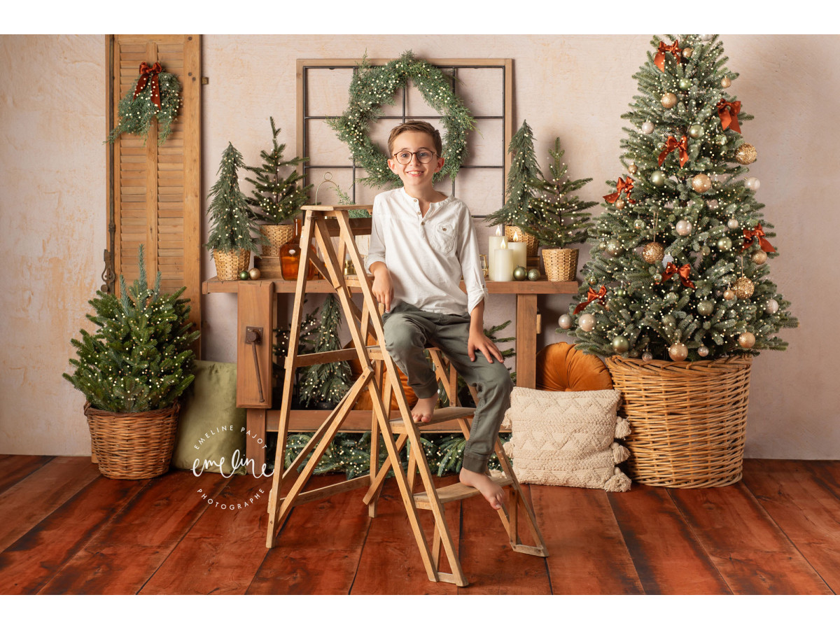 Fond photo Boho Christmas – décor de Noël bohème avec console, couronne et sapin | Colors&Drops