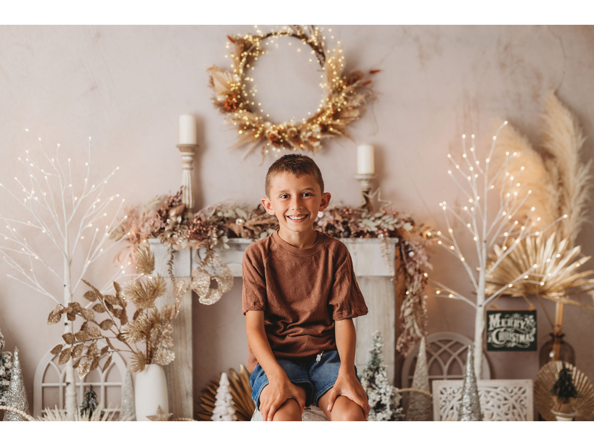 Photo backdrop Xmasboheme – white boho Christmas fireplace with pampas grass and lanterns | Colors&Drops