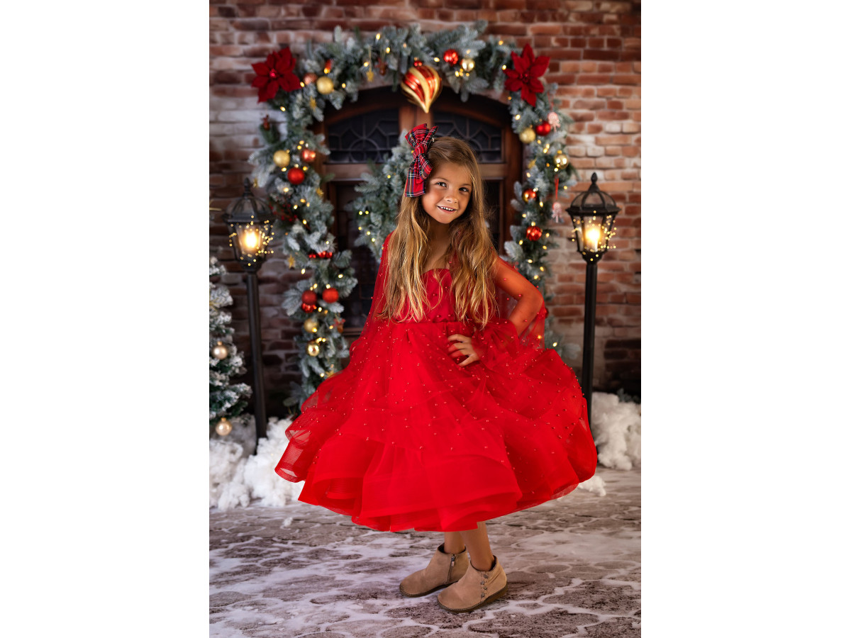 Christmas photo backdrop Put the Light on – wooden door with wreath and lit fir trees on brick | Colors&Drops