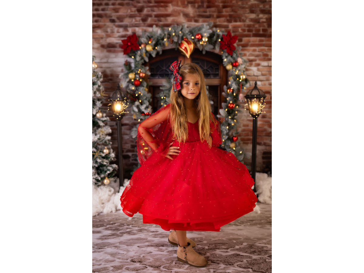 Christmas photo backdrop Put the Light on – wooden door with wreath and lit fir trees on brick | Colors&Drops