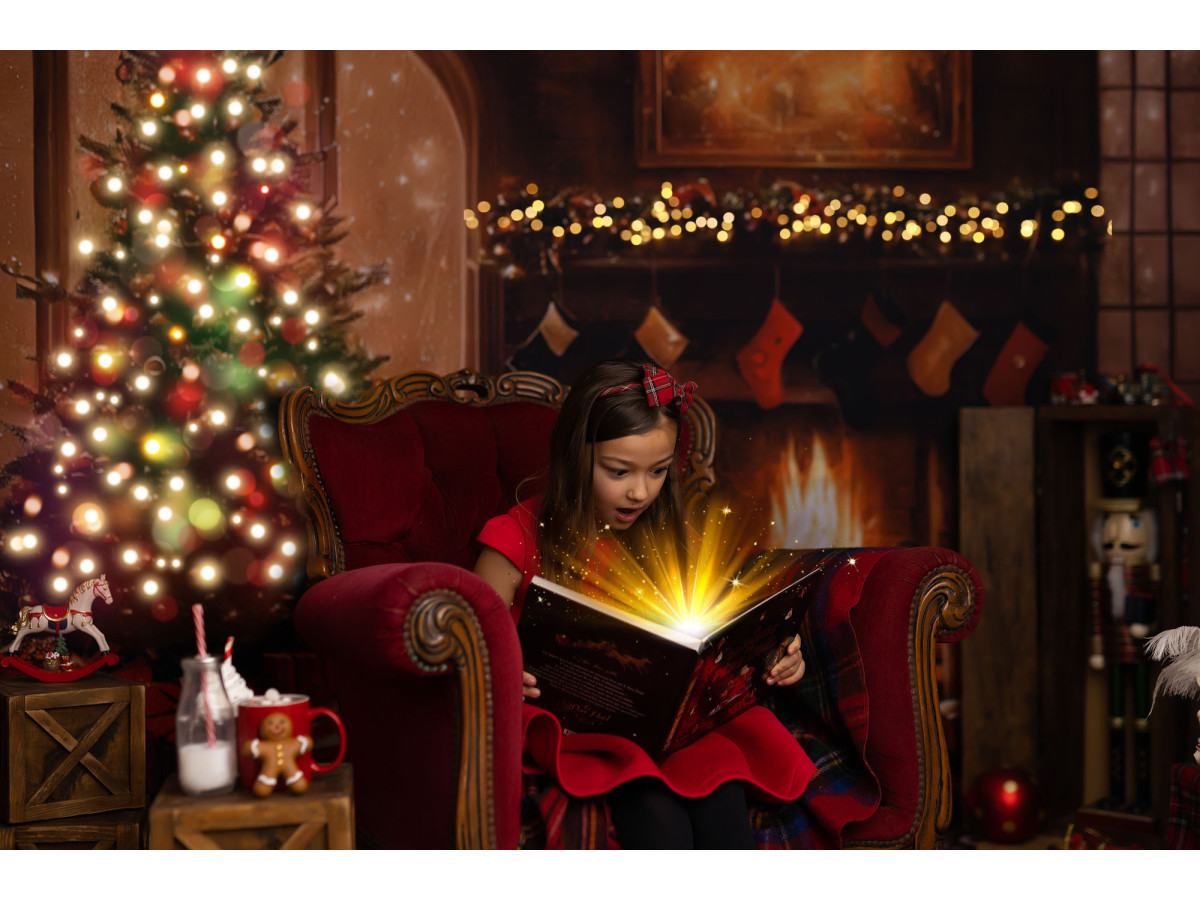Fondo fotográfico de Navidad Painting Fireplace – salón navideño rojo con chimenea, árbol y calcetines | Colors&Drops