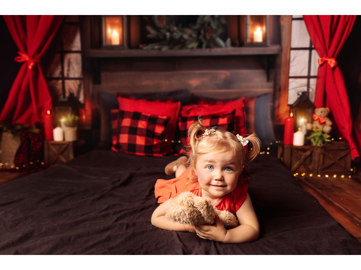 Fondo fotográfico Oh My Christmas Bed – cama navideña con cojines de cuadros rojos y corona | Colors&Drops