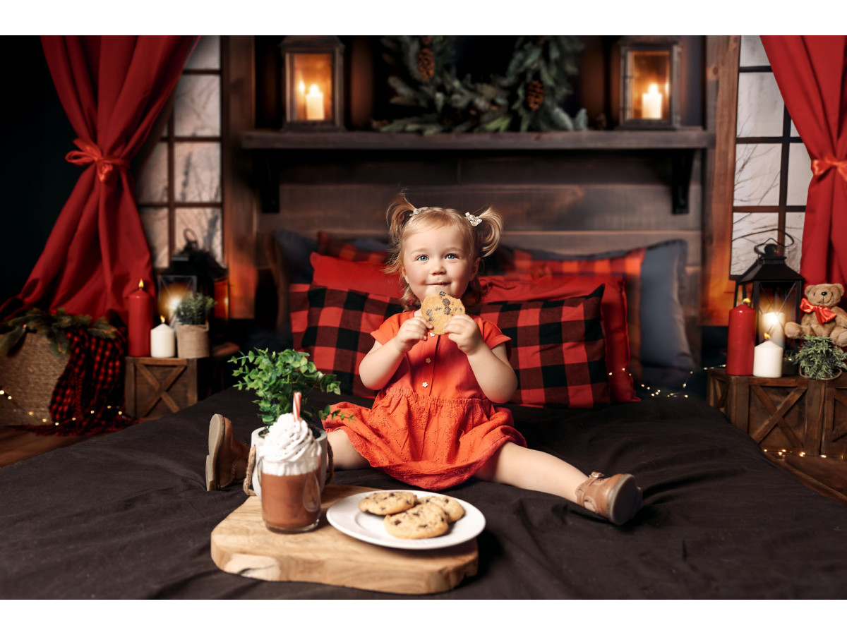 Fond photo Oh My Christmas Bed – lit de Noël avec coussins à carreaux rouges et couronne | Colors&Drops