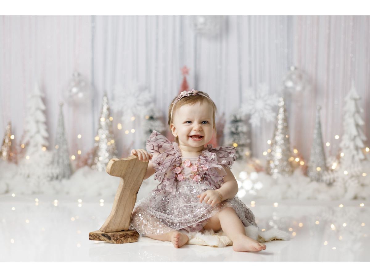 Fond photo bébé et smash cake Silver Pin Tree – sapins miniatures argentés et rouges devant rideau de fils | Colors&Drops