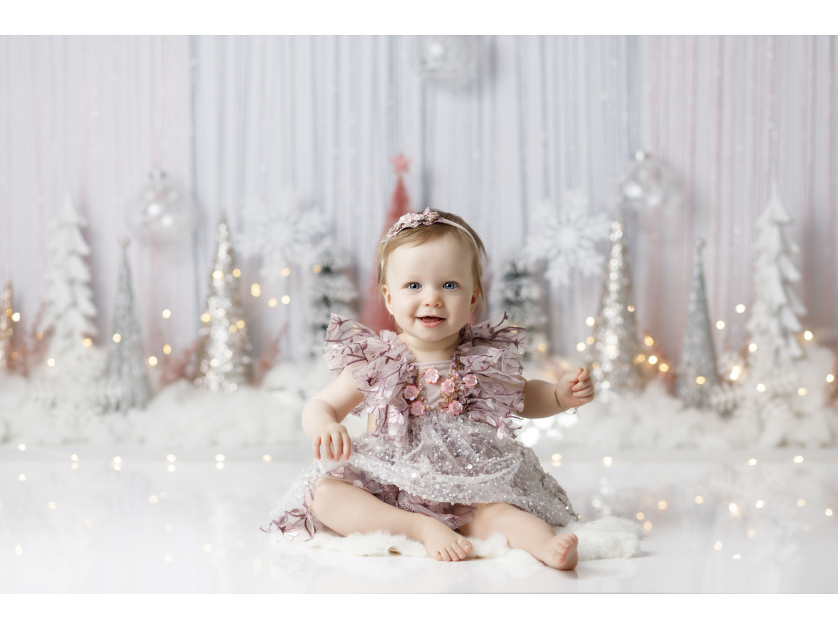 Fond photo bébé et smash cake Silver Pin Tree – sapins miniatures argentés et rouges devant rideau de fils | Colors&Drops