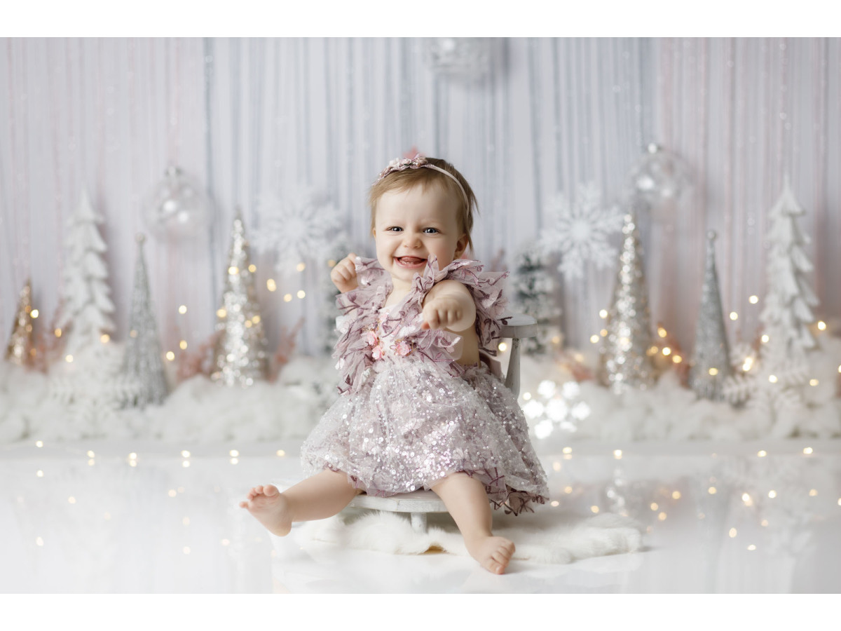 Fond photo bébé et smash cake Silver Pin Tree – sapins miniatures argentés et rouges devant rideau de fils | Colors&Drops