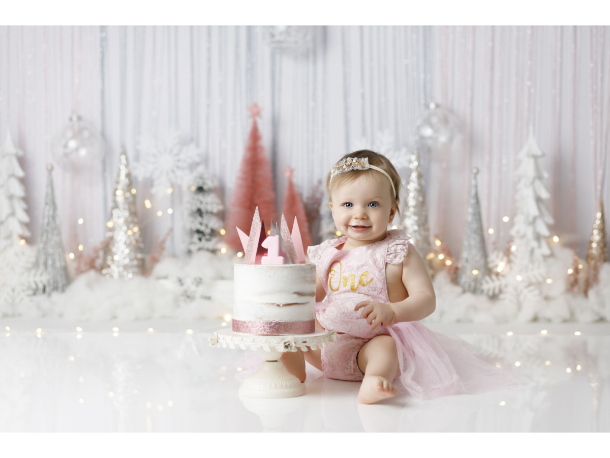 Fond photo bébé et smash cake Silver Pin Tree – sapins miniatures argentés et rouges devant rideau de fils | Colors&Drops