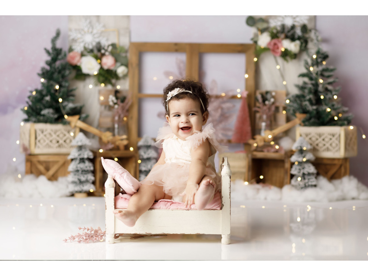 Fond photo bébé et smash cake Boheme Christmas – décor de Noël bohème avec fenêtre en bois et sapins | Colors&Drops