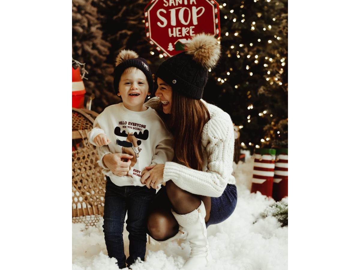 Baby & cake smash photo backdrop Telecab – snowy red cable car with snowshoes and fir trees | Colors&Drops