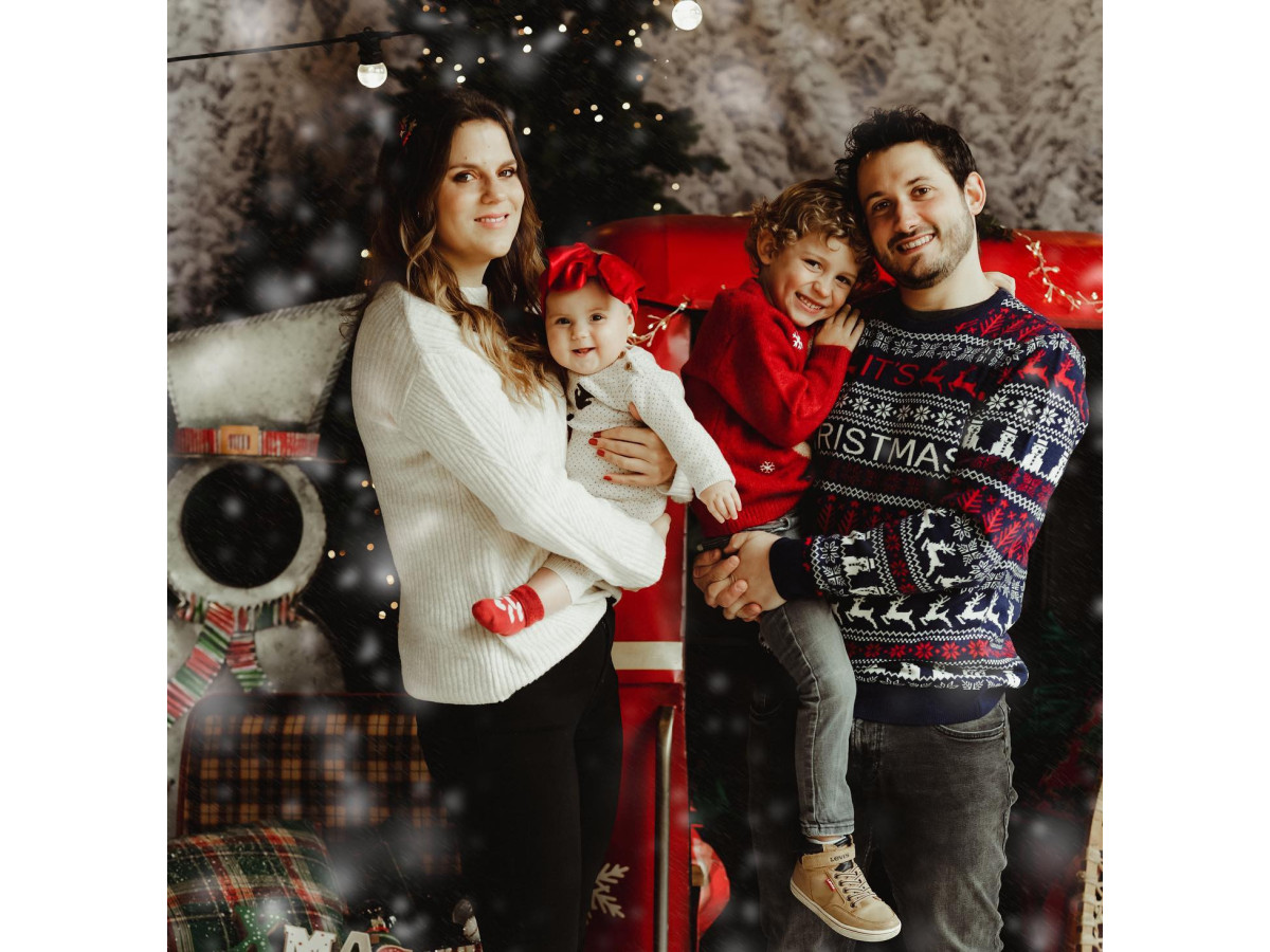 Baby & cake smash photo backdrop Telecab – snowy red cable car with snowshoes and fir trees | Colors&Drops
