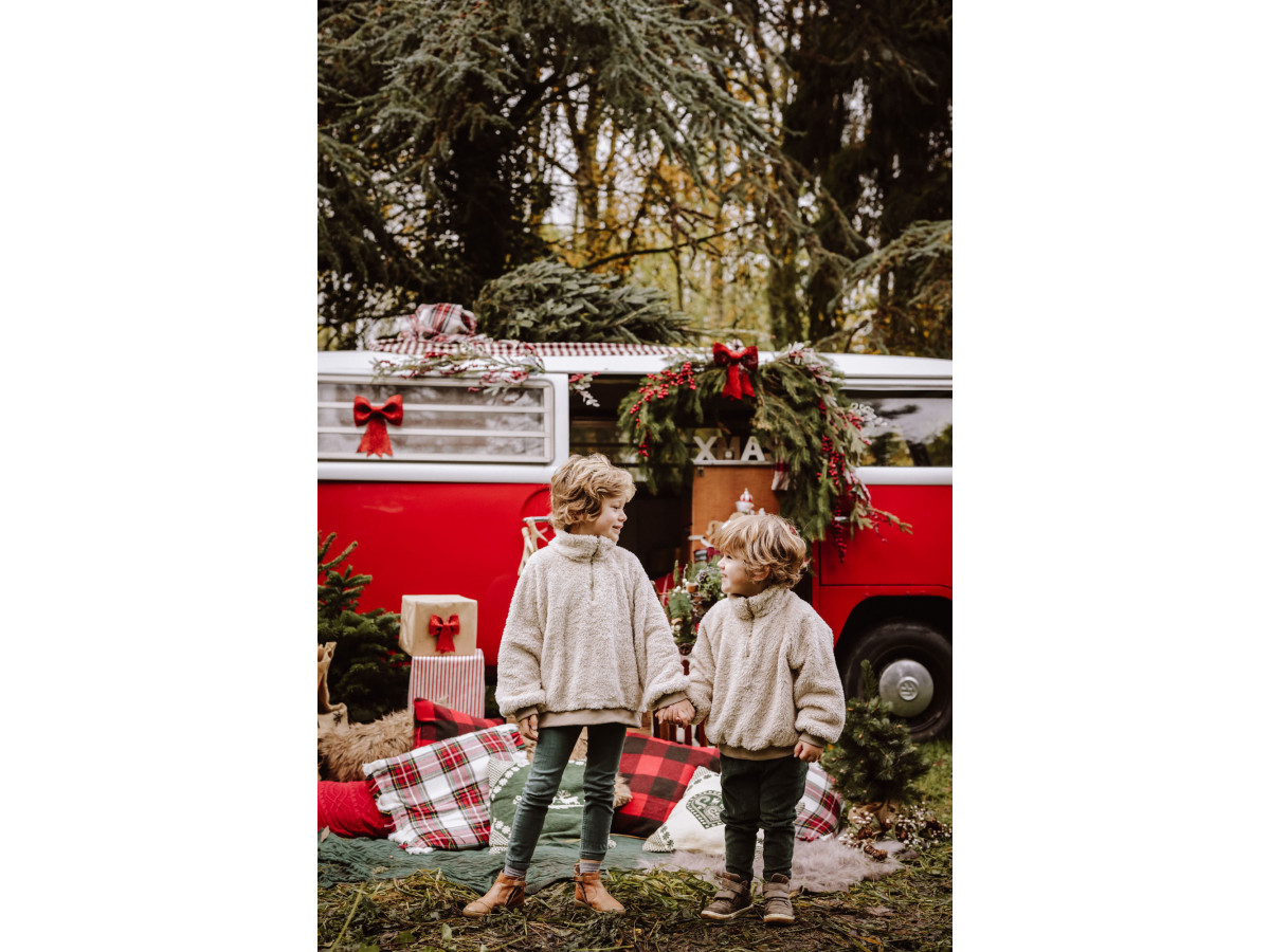 Fondo fotográfico Christmas Vanny – furgoneta combi roja navideña cargada de regalos en el bosque | Colors&Drops