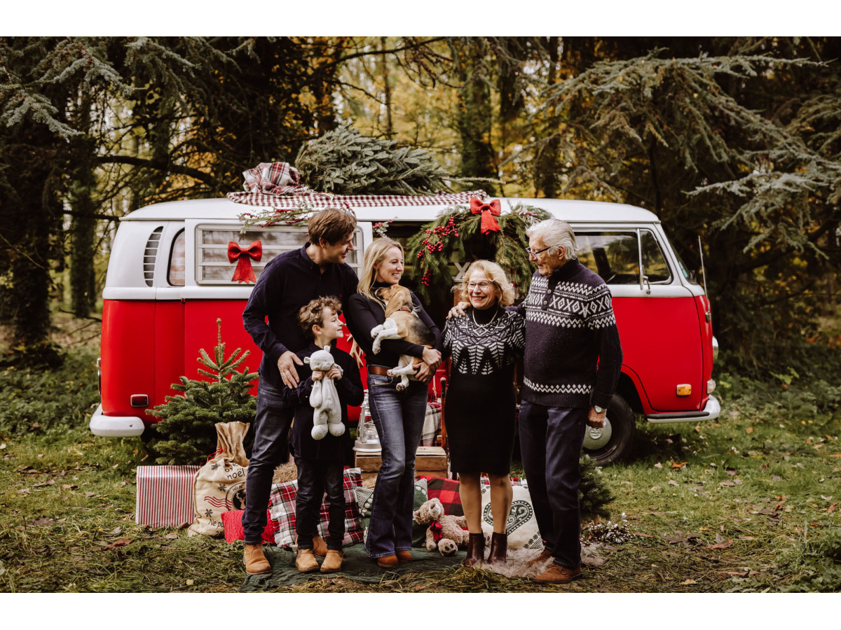 Fondo fotográfico Christmas Vanny – furgoneta combi roja navideña cargada de regalos en el bosque | Colors&Drops