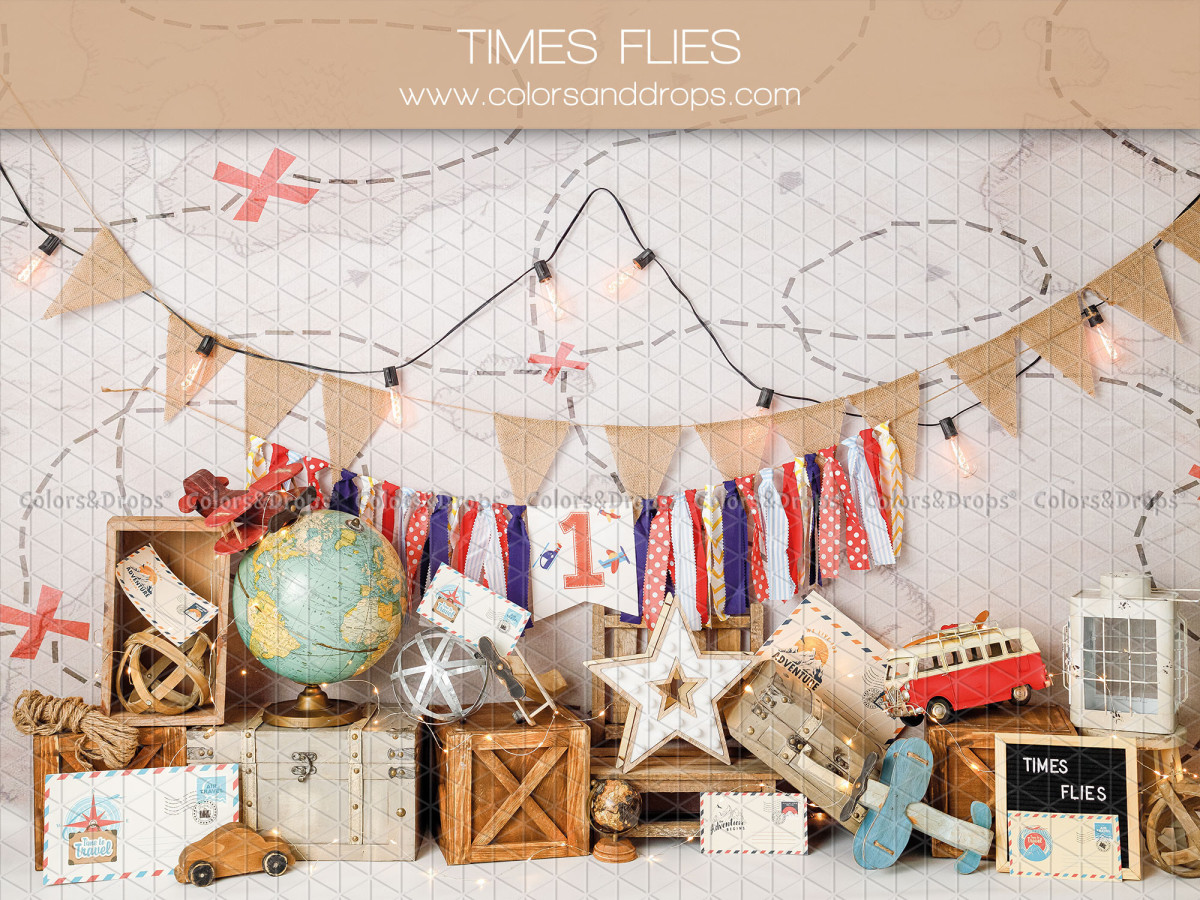 Fond photo bébé et smash cake Times Flies – décor voyage premier anniversaire avec globe et fanions | Colors&Drops