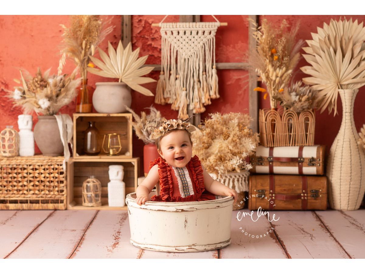 Fond photo bébé et smash cake Fleurs Sechees – décor bohème fleurs séchées avec macramé sur mur rouge | Colors&Drops