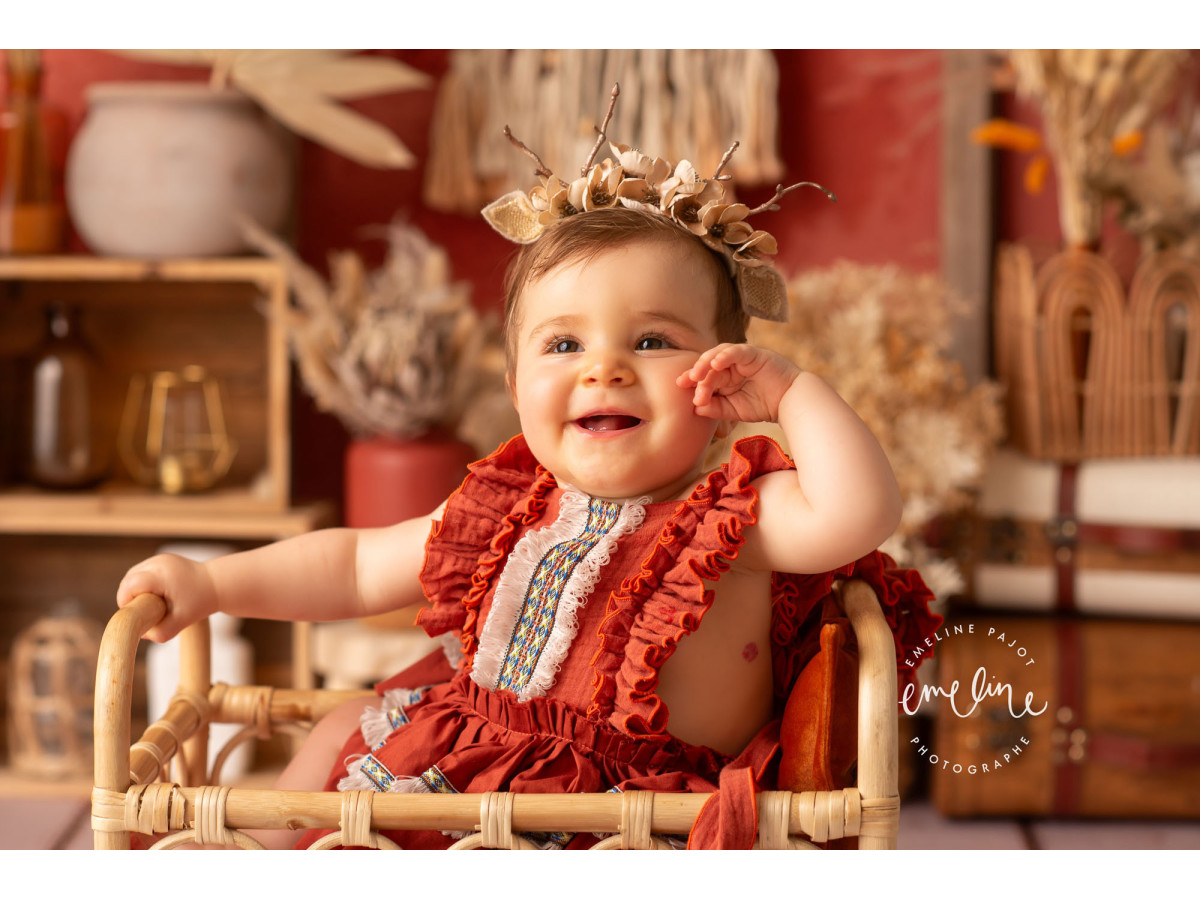 Fond photo bébé et smash cake Fleurs Sechees – décor bohème fleurs séchées avec macramé sur mur rouge | Colors&Drops