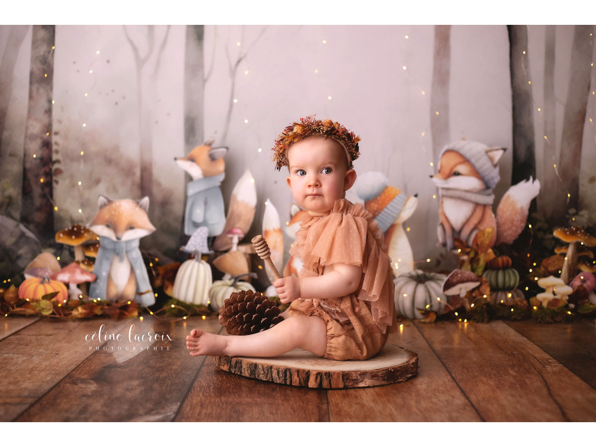 Fondo fotográfico de bebé y smash cake Petits Renards – zorros ilustrados con bufandas en un bosque otoñal | Colors&Drops