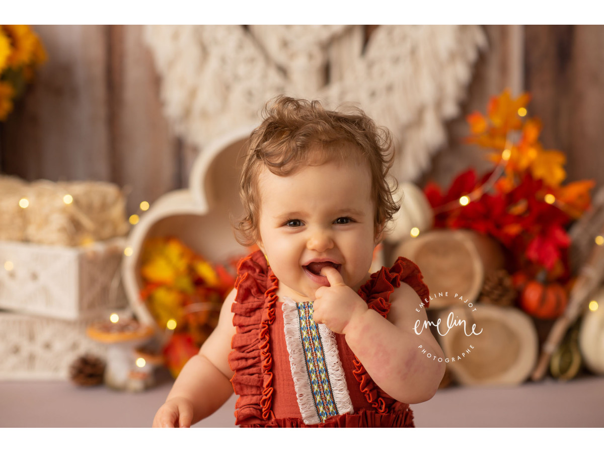 Fondo fotográfico de bebé y smash cake Bois de Champignon – decorado campestre con macramé, girasoles y calabazas | Colors&Drops