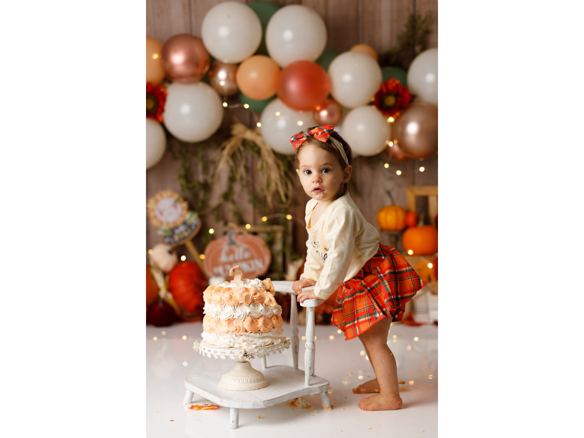 Fondo fotográfico de Halloween Hello Pumpkins – arco de globos otoñal con calabazas y girasoles | Colors&Drops