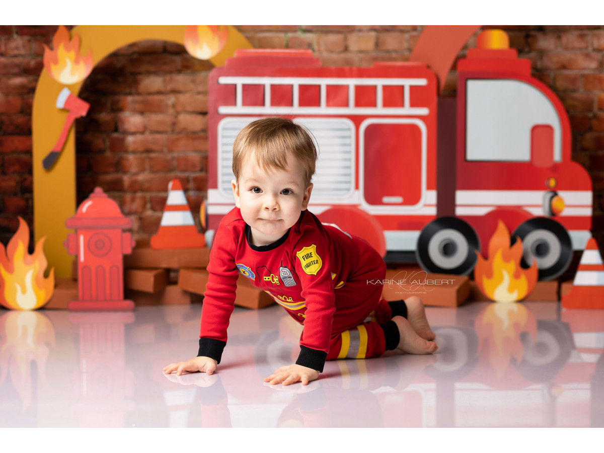 Fond photo bébé et smash cake Pompier – camion de pompiers sur mur en brique avec flammes | Colors&Drops