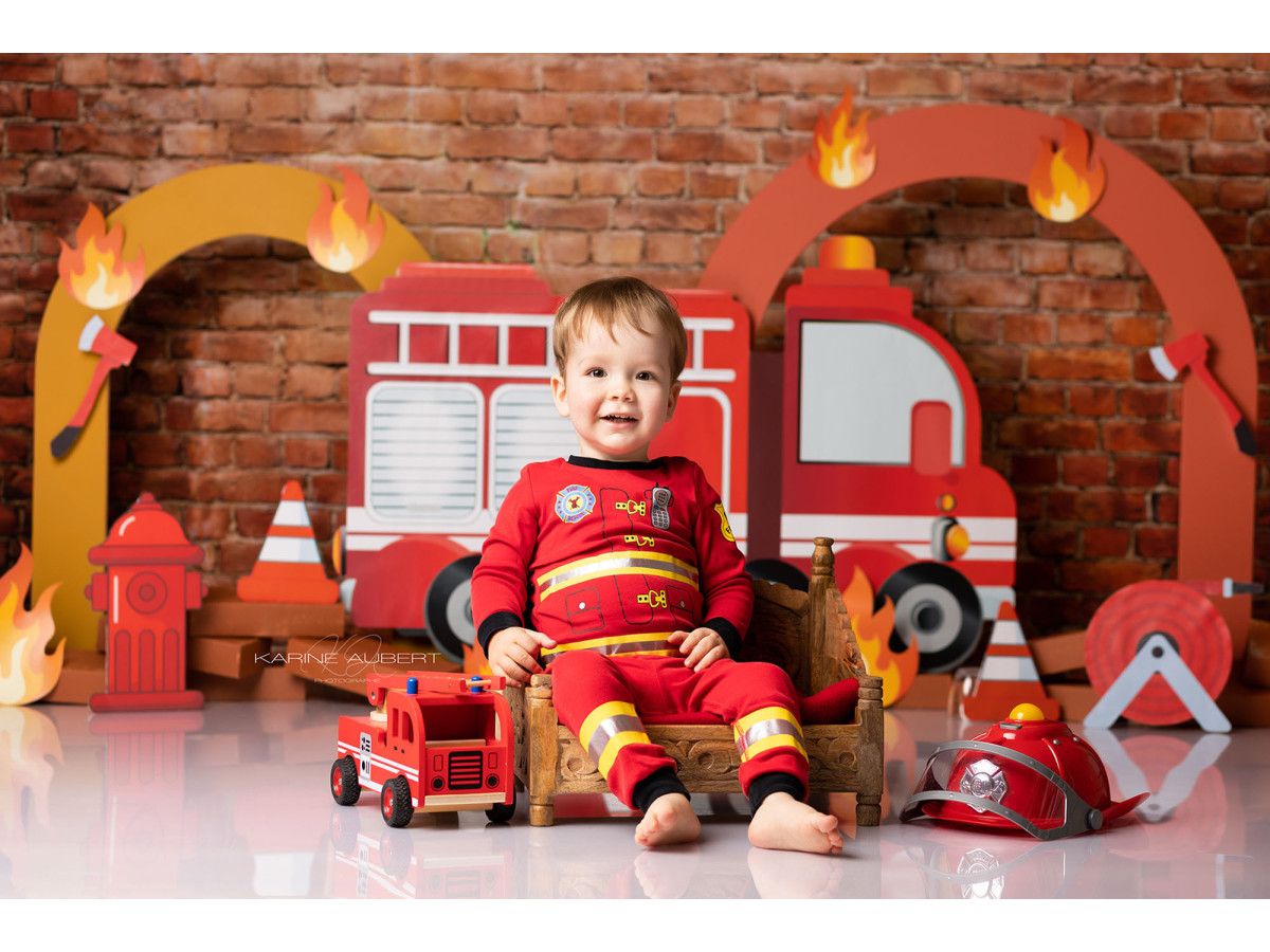 Fond photo bébé et smash cake Pompier – camion de pompiers sur mur en brique avec flammes | Colors&Drops