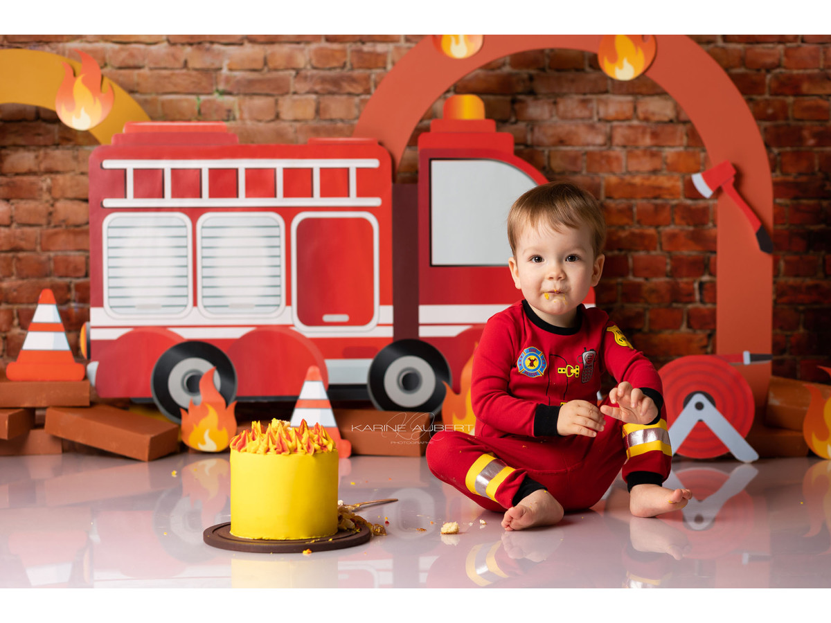 Fond photo bébé et smash cake Pompier – camion de pompiers sur mur en brique avec flammes | Colors&Drops