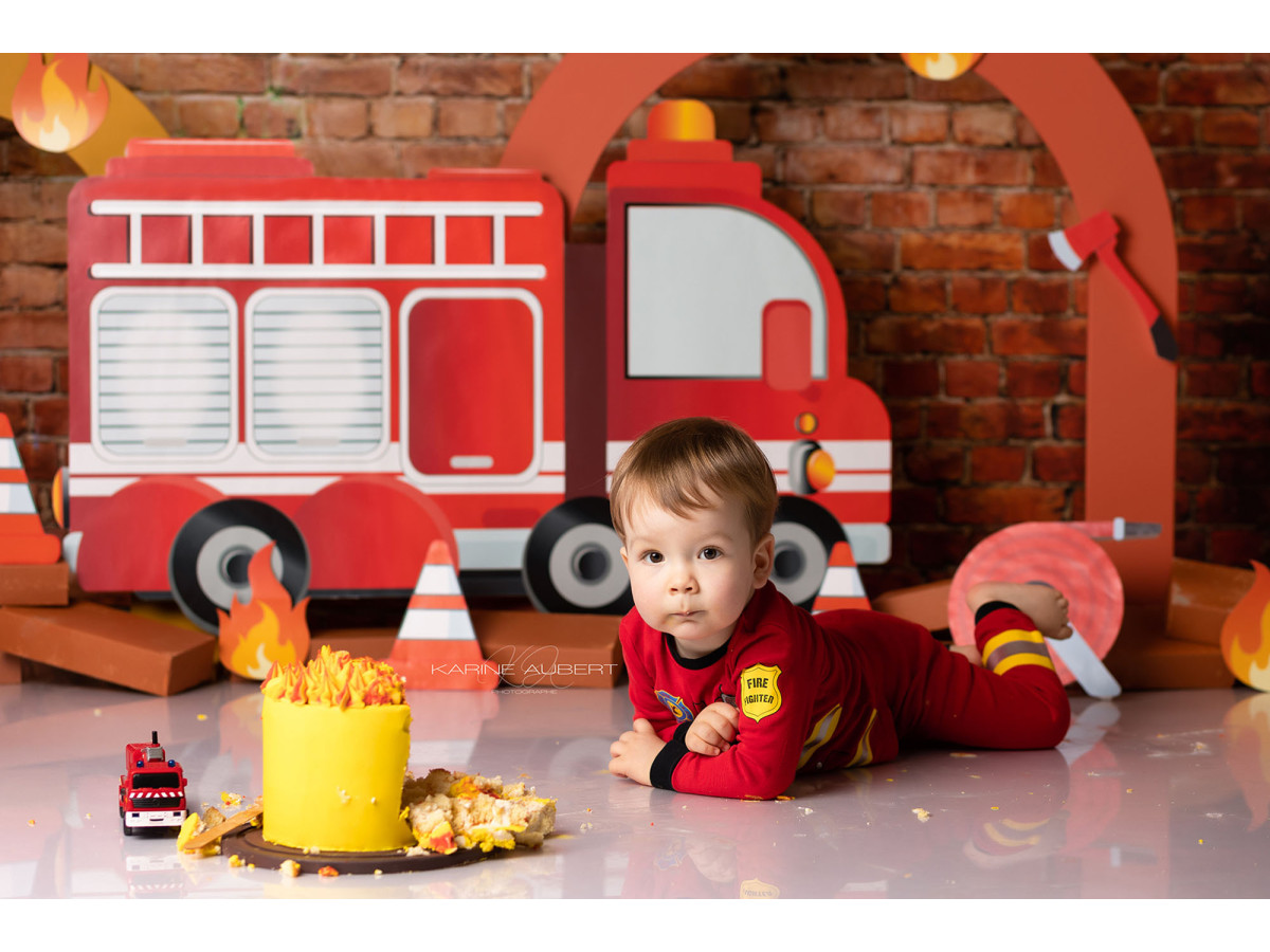 Fond photo bébé et smash cake Pompier – camion de pompiers sur mur en brique avec flammes | Colors&Drops