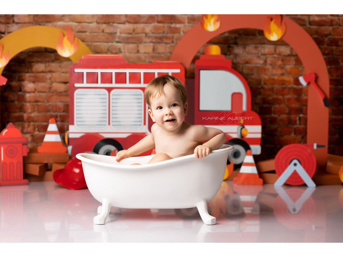 Fond photo bébé et smash cake Pompier – camion de pompiers sur mur en brique avec flammes | Colors&Drops