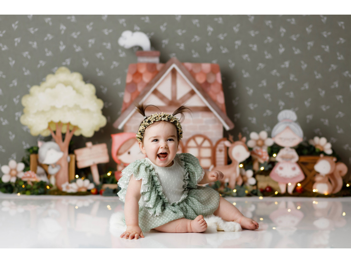 Fondo fotográfico de bebé y smash cake Chaperon Rouge – decorado de Caperucita Roja con casa, lobo y abuela | Colors&Drops