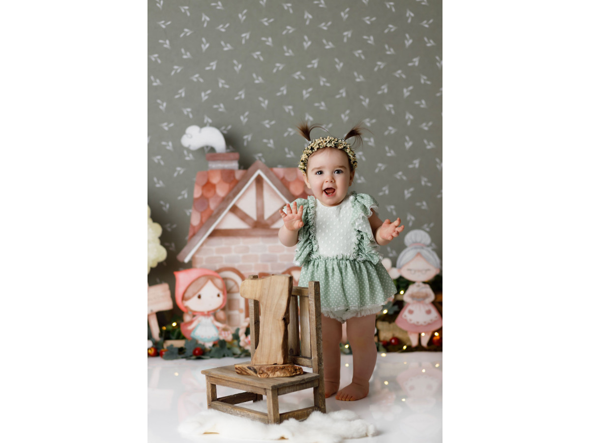 Fondo fotográfico de bebé y smash cake Chaperon Rouge – decorado de Caperucita Roja con casa, lobo y abuela | Colors&Drops