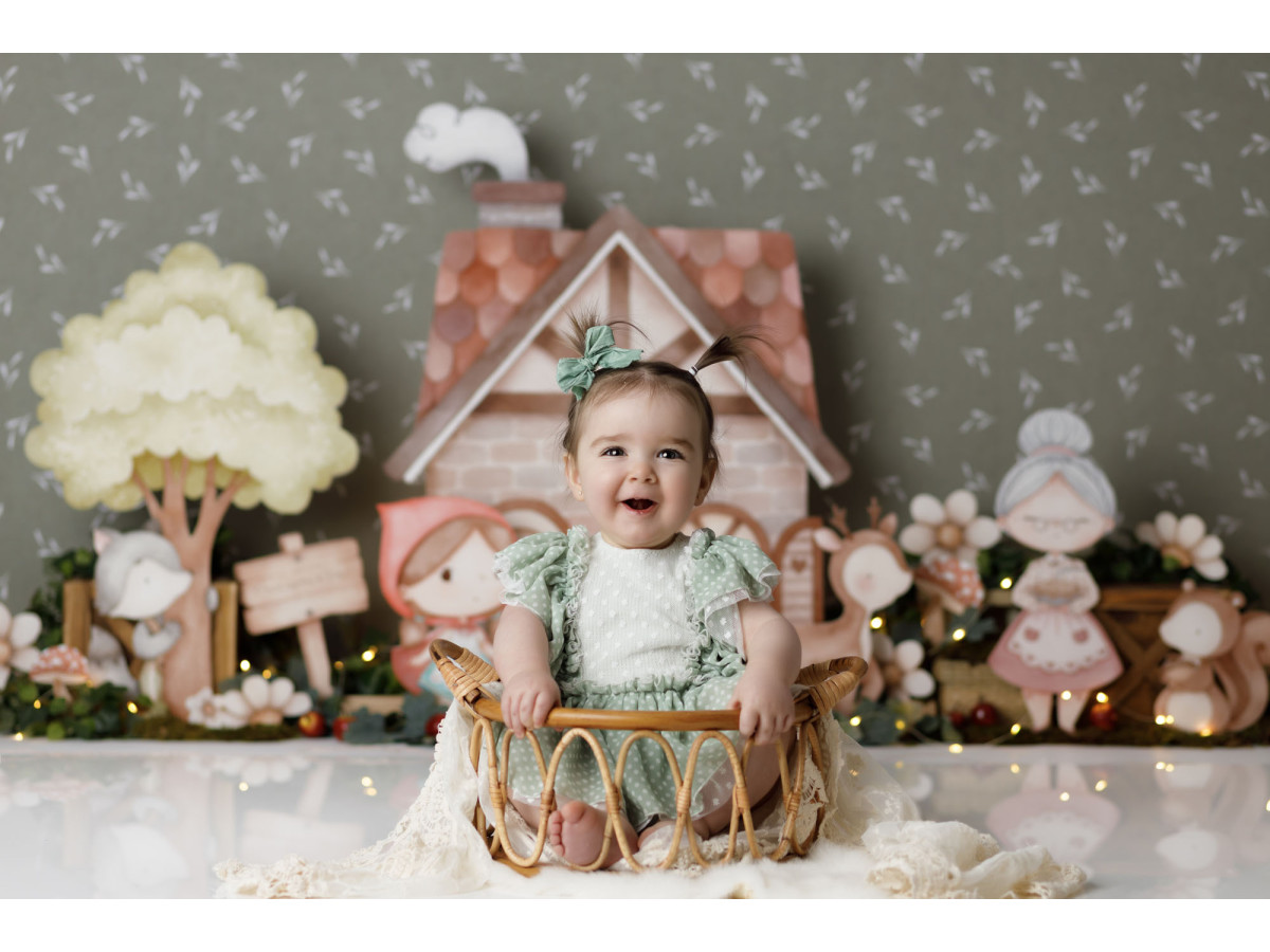 Fondo fotográfico de bebé y smash cake Chaperon Rouge – decorado de Caperucita Roja con casa, lobo y abuela | Colors&Drops