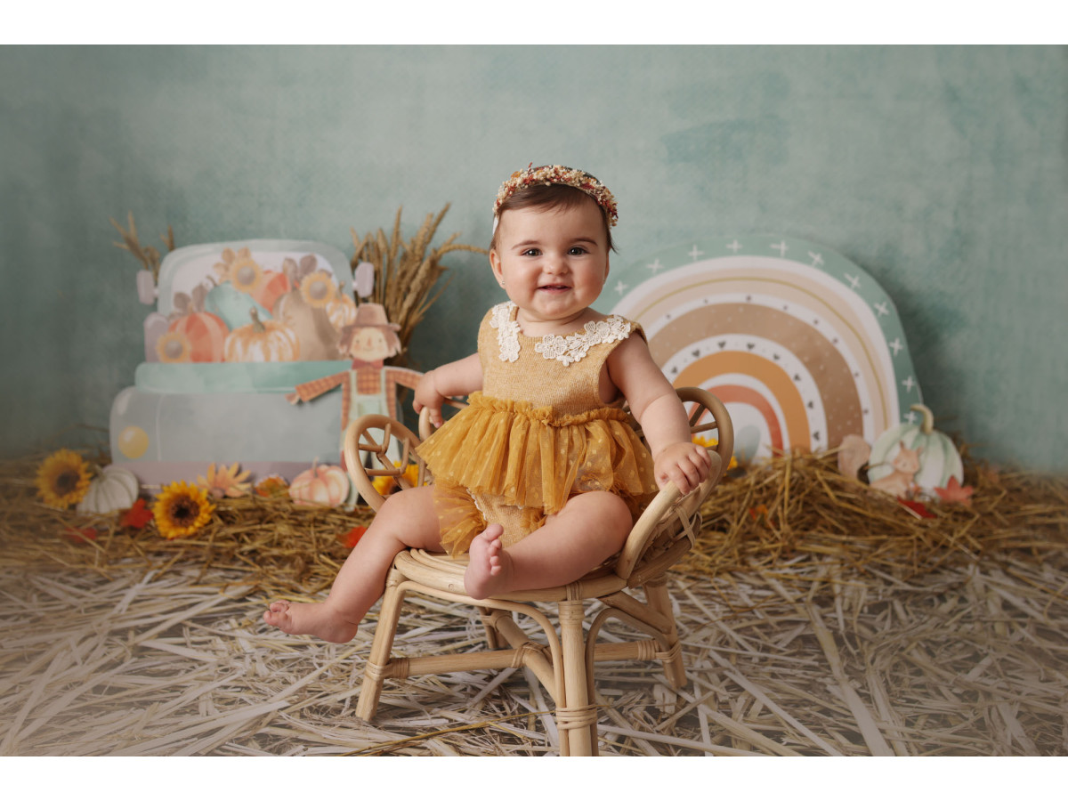 Fond photo bébé et smash cake Arco Citrouille – décor d'automne avec arc-en-ciel, gâteau et épouvantail | Colors&Drops