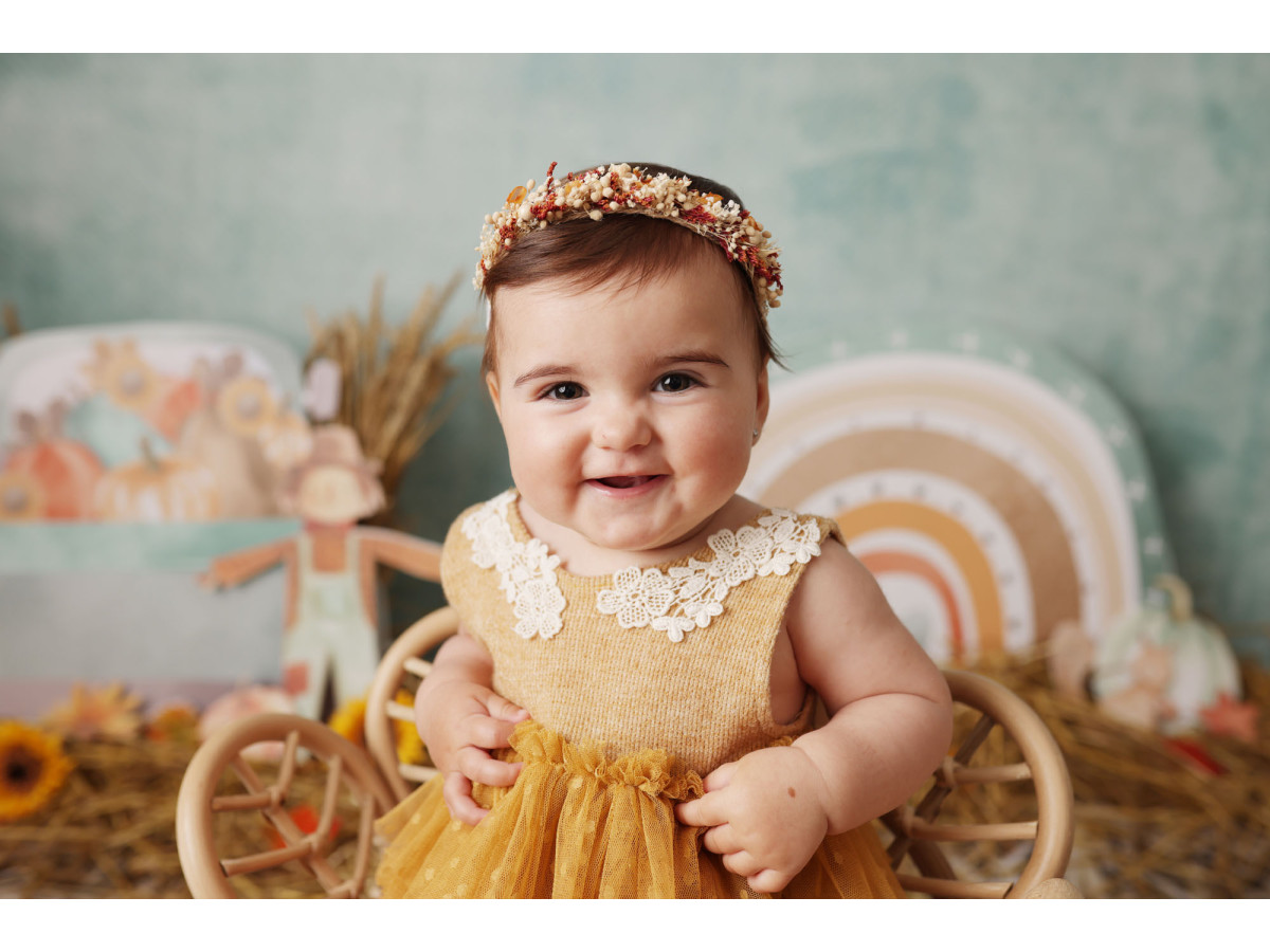 Fond photo bébé et smash cake Arco Citrouille – décor d'automne avec arc-en-ciel, gâteau et épouvantail | Colors&Drops