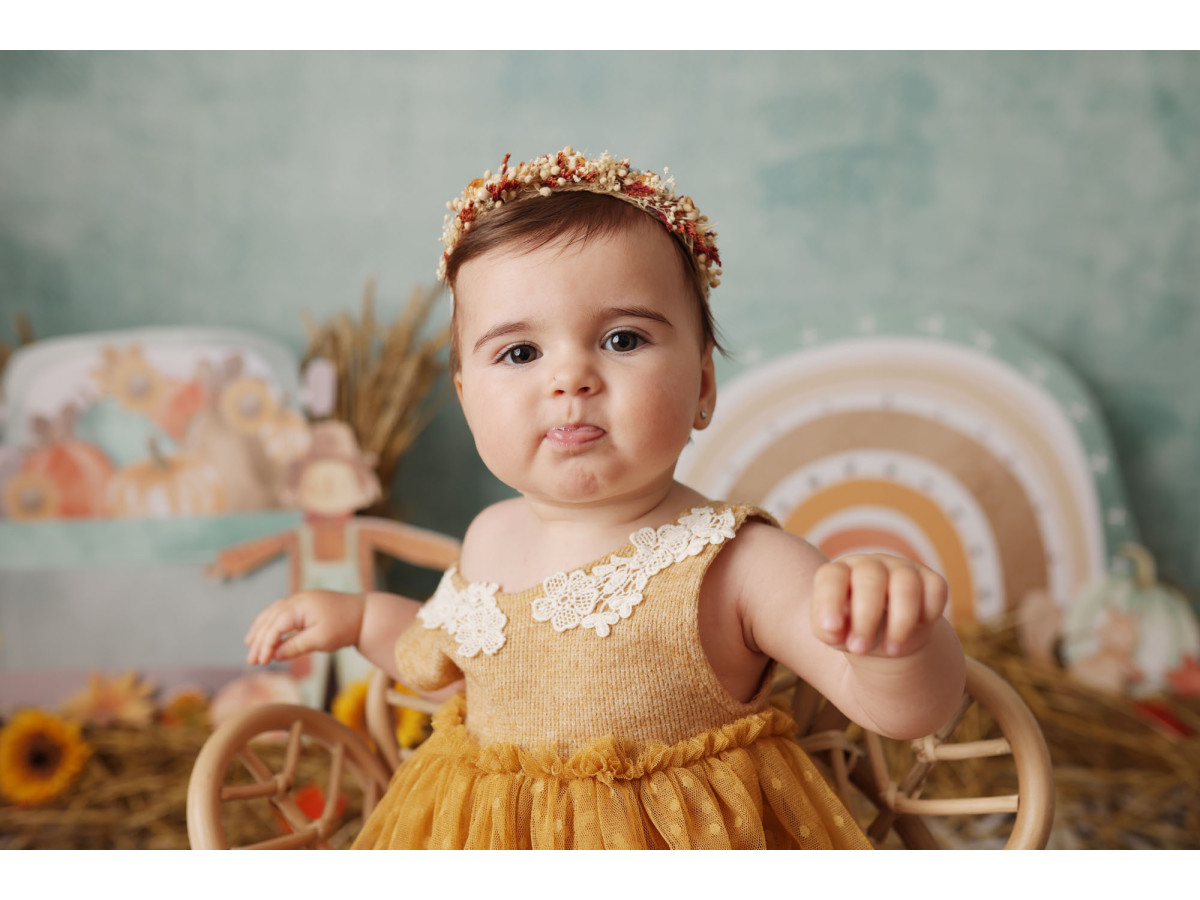 Fond photo bébé et smash cake Arco Citrouille – décor d'automne avec arc-en-ciel, gâteau et épouvantail | Colors&Drops