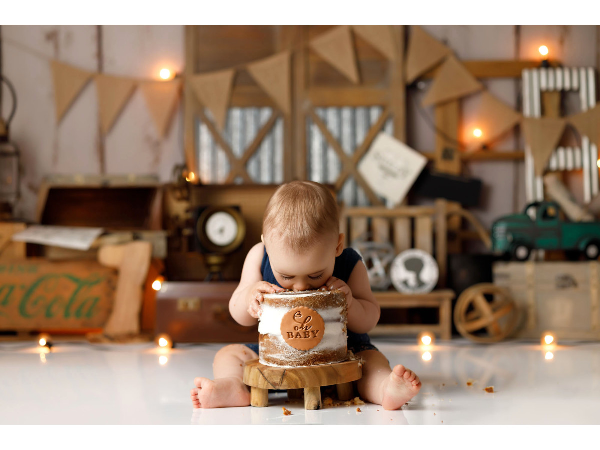 Baby & cake smash photo backdrop Peaky Blinders – vintage set with suitcases, bunting and string lights | Colors&Drops