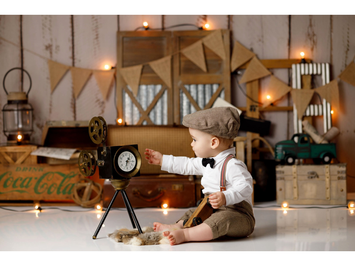 Baby & cake smash photo backdrop Peaky Blinders – vintage set with suitcases, bunting and string lights | Colors&Drops
