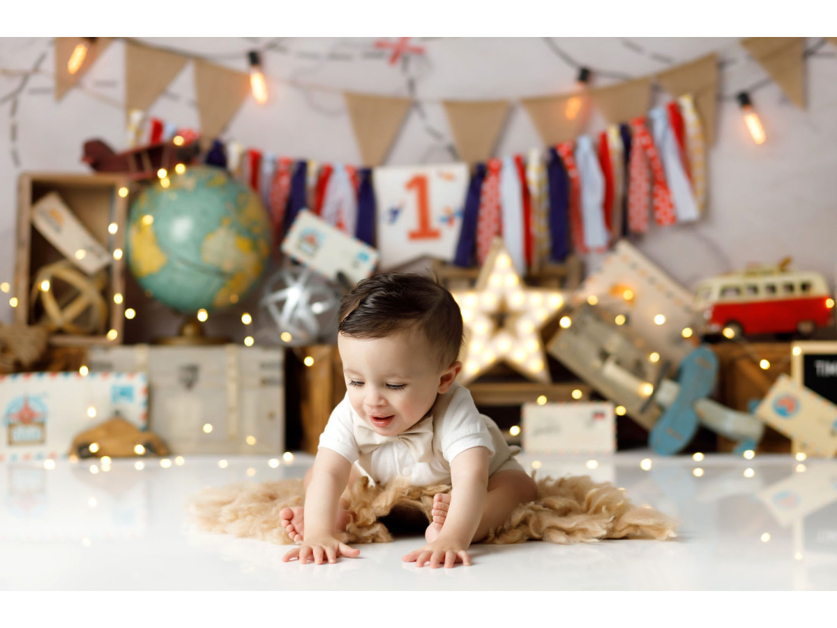 Fond photo bébé et smash cake Times Flies – décor voyage premier anniversaire avec globe et fanions | Colors&Drops