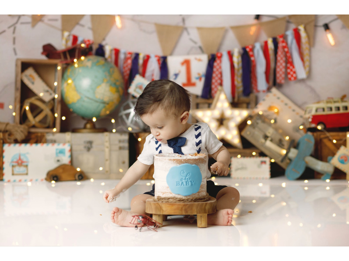 Fond photo bébé et smash cake Times Flies – décor voyage premier anniversaire avec globe et fanions | Colors&Drops