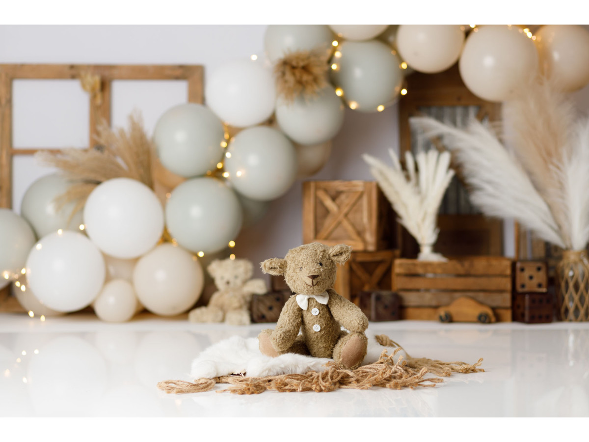 Fondo fotográfico de bebé y smash cake Jeux de Ballons – globos blancos y salvia con cajas de madera y pampa | Colors&Drops