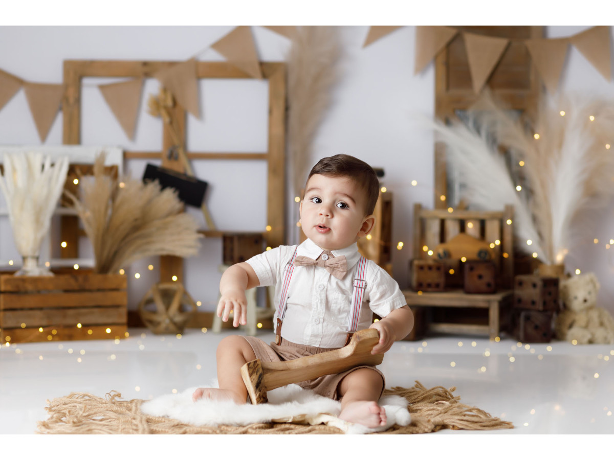 Fond photo bébé et smash cake Ours Bois – décor ours en peluche avec caisses, fanions et pampa | Colors&Drops