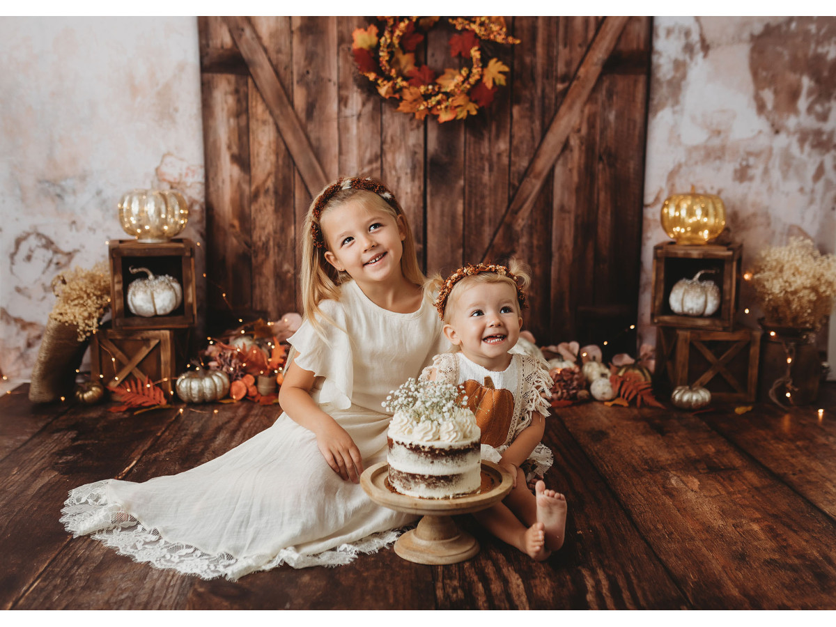 Fond photo d'Halloween Old Door Pumpkins – porte de grange avec couronne d'automne et citrouilles | Colors&Drops