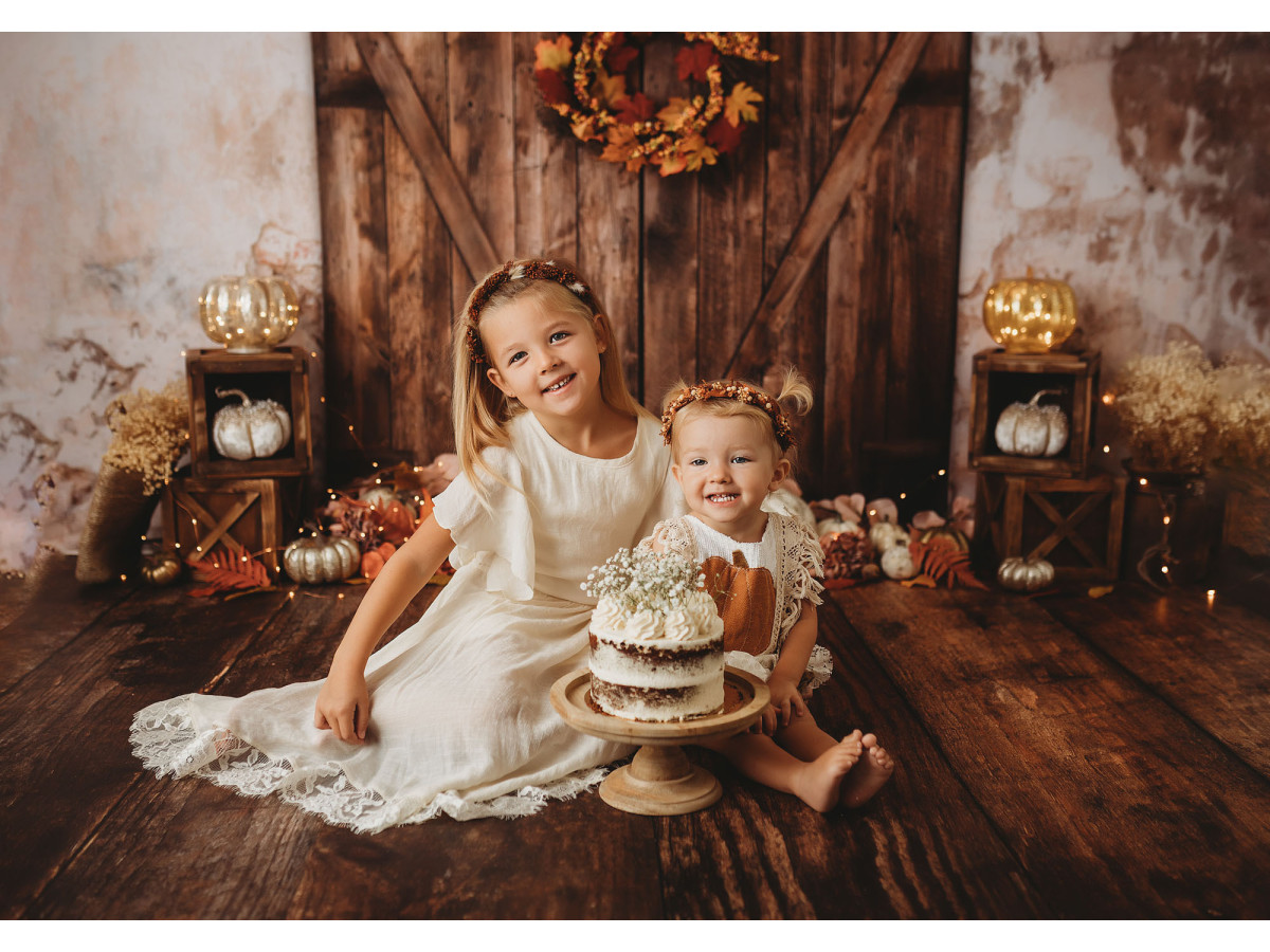 Fond photo d'Halloween Old Door Pumpkins – porte de grange avec couronne d'automne et citrouilles | Colors&Drops