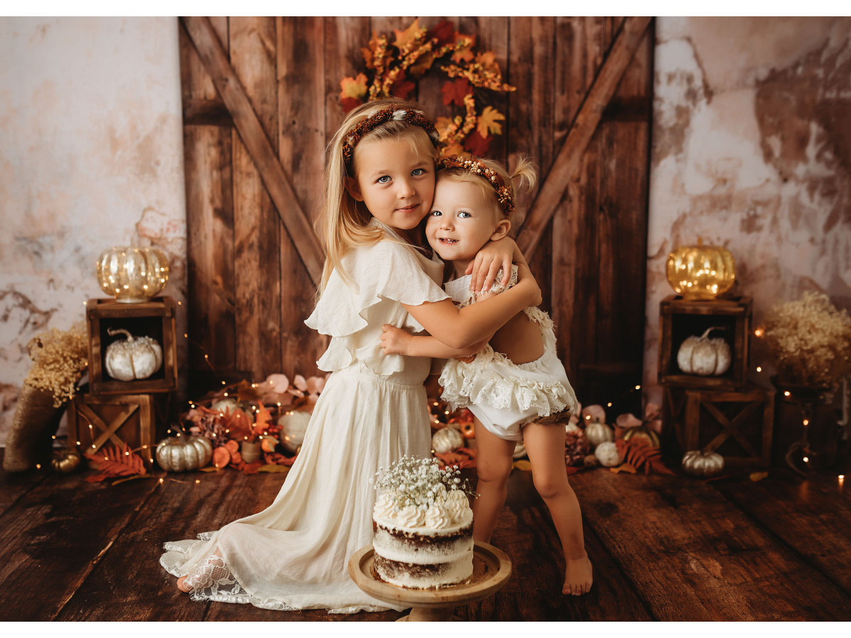 Fond photo d'Halloween Old Door Pumpkins – porte de grange avec couronne d'automne et citrouilles | Colors&Drops
