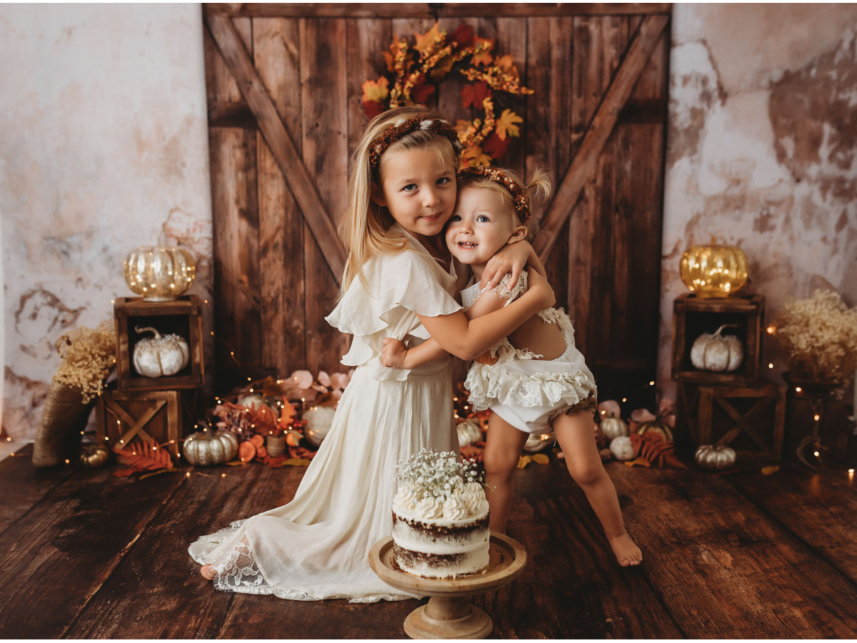 Fond photo d'Halloween Old Door Pumpkins – porte de grange avec couronne d'automne et citrouilles | Colors&Drops