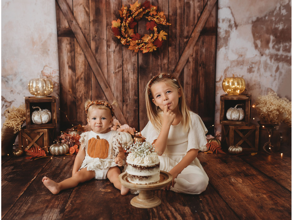 Fond photo d'Halloween Old Door Pumpkins – porte de grange avec couronne d'automne et citrouilles | Colors&Drops