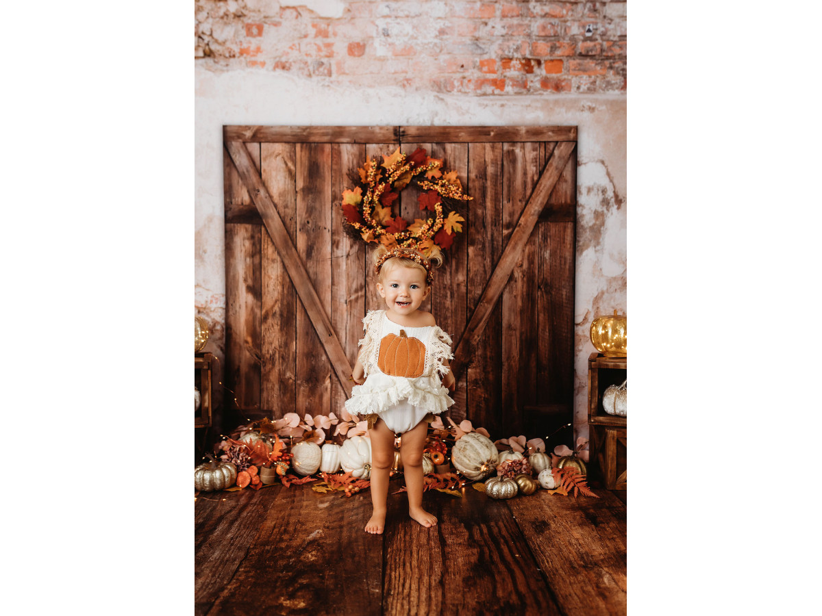 Fond photo d'Halloween Old Door Pumpkins – porte de grange avec couronne d'automne et citrouilles | Colors&Drops