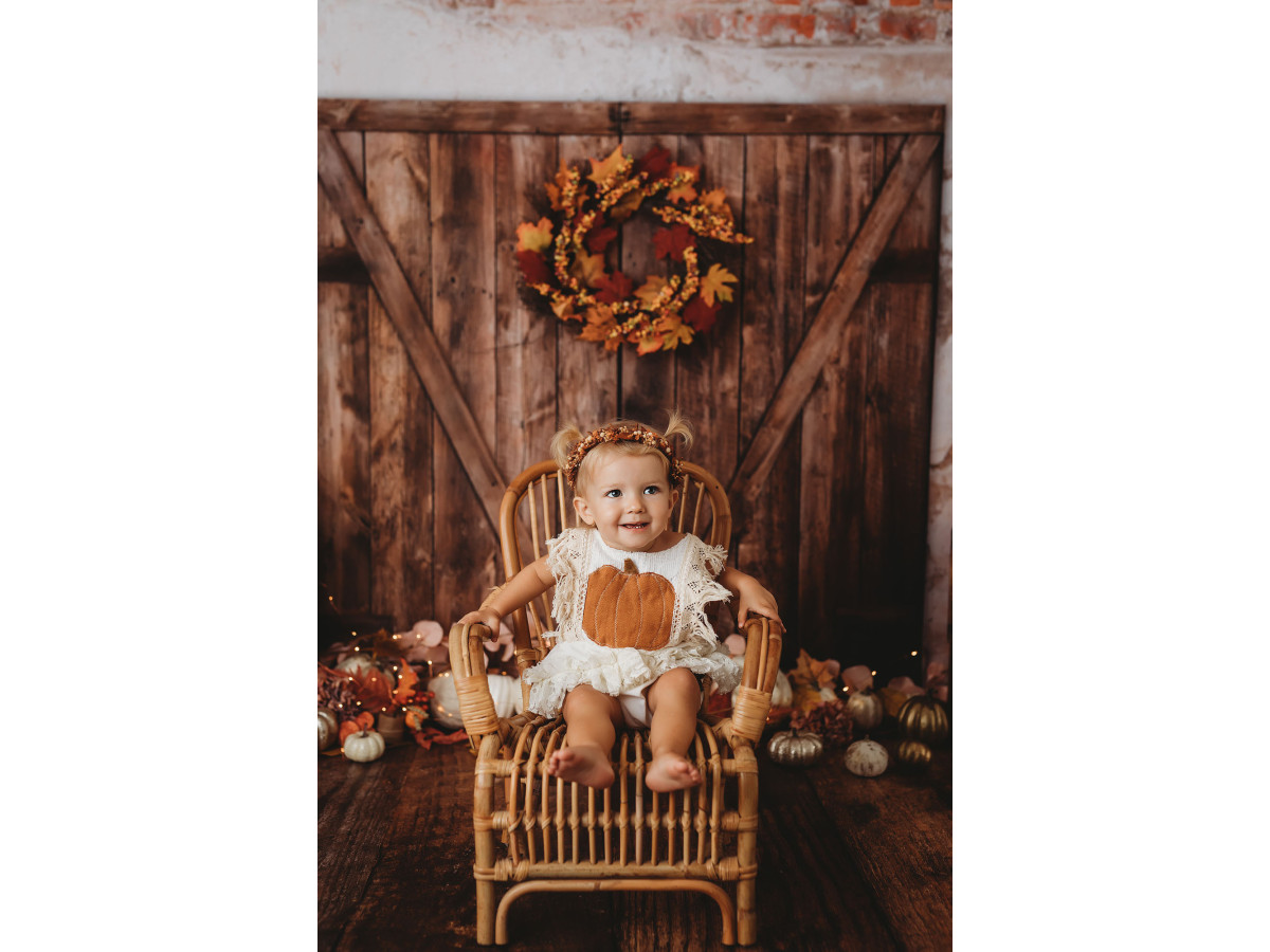 Fond photo d'Halloween Old Door Pumpkins – porte de grange avec couronne d'automne et citrouilles | Colors&Drops