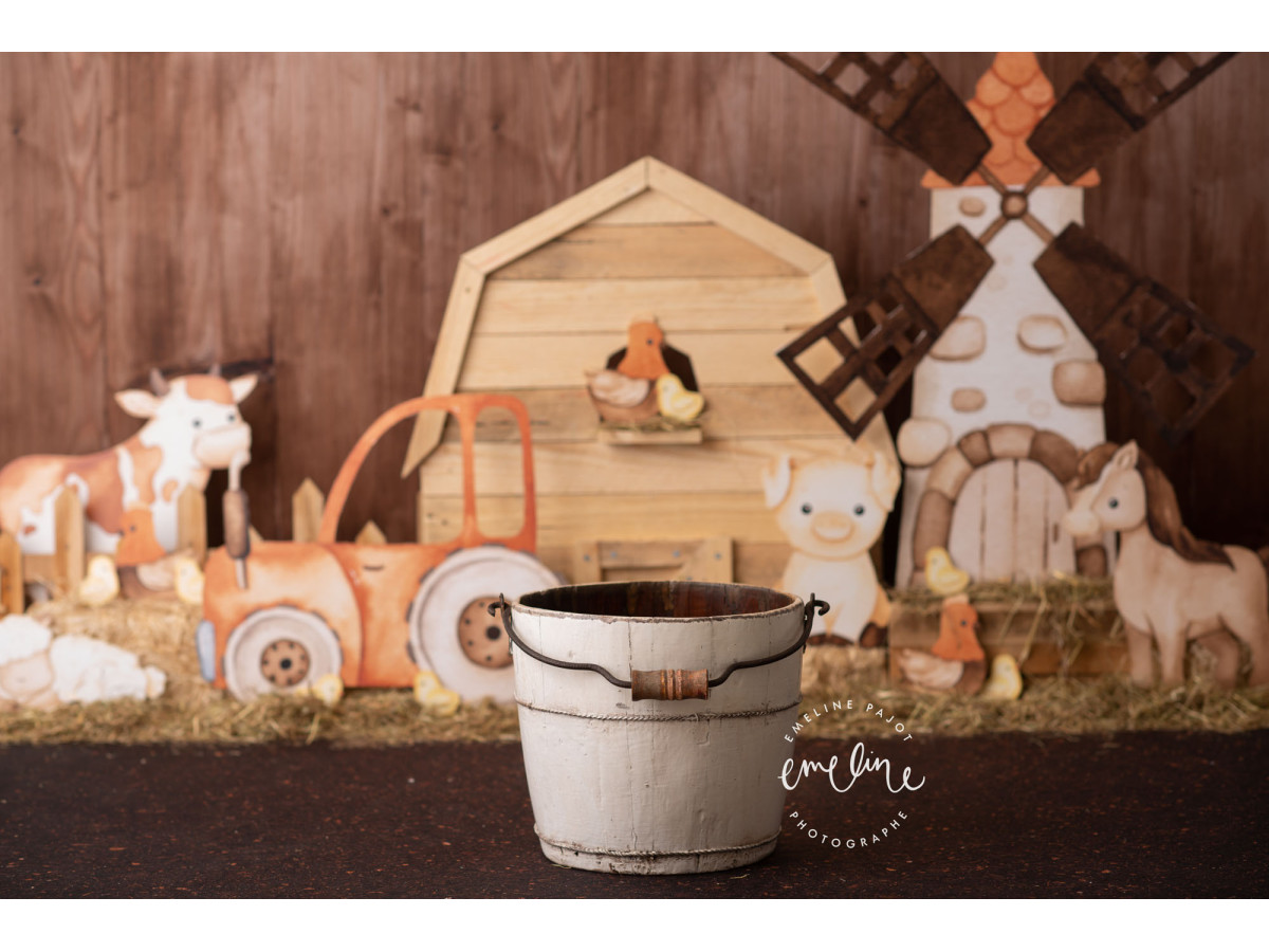 Fondo fotográfico de bebé y smash cake Old Farmer – granja de madera con molino, tractor y animales | Colors&Drops